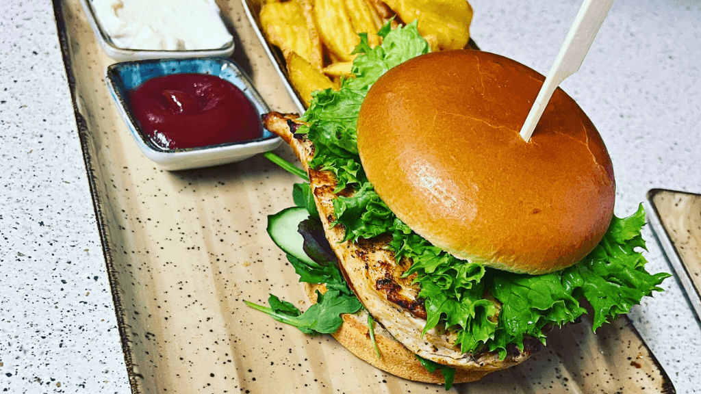 Burger mit Pommes frites bei Café 89